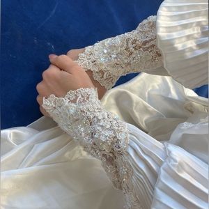 Vintage Jonquil dressing gown wedding robe small xs pleated pearls lace cuffs